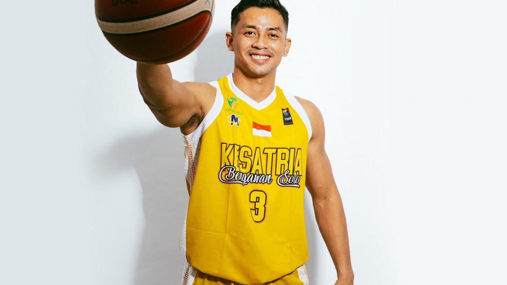 Rus pornosi qizni aldadi Qizlar yigitlarning siklarini silkitayotgan video