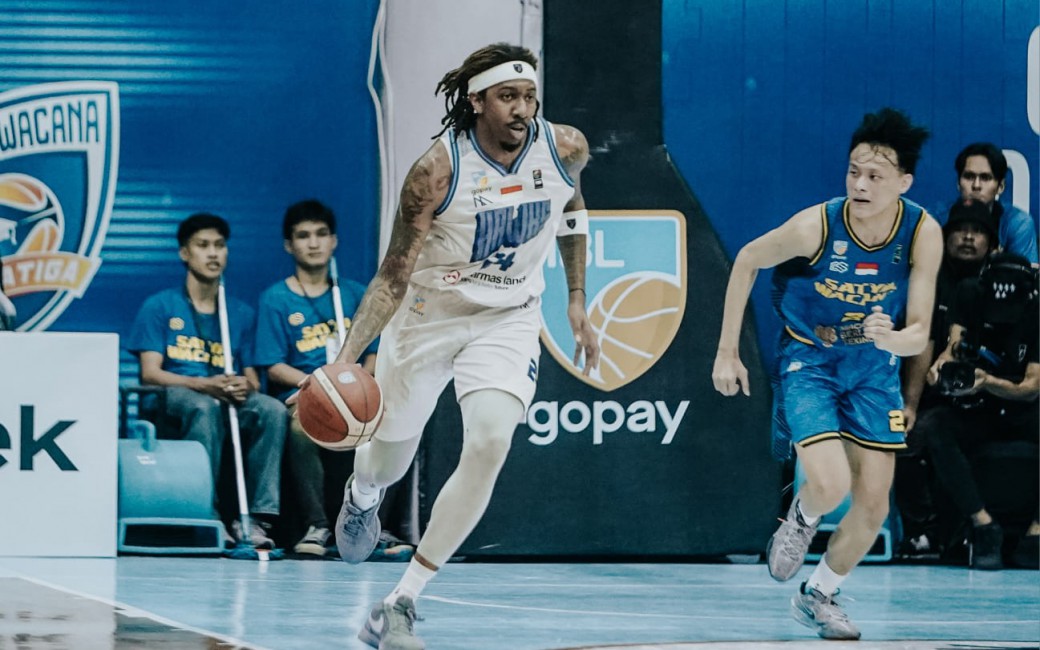 Hawks Sapu Bersih Satya Wacana