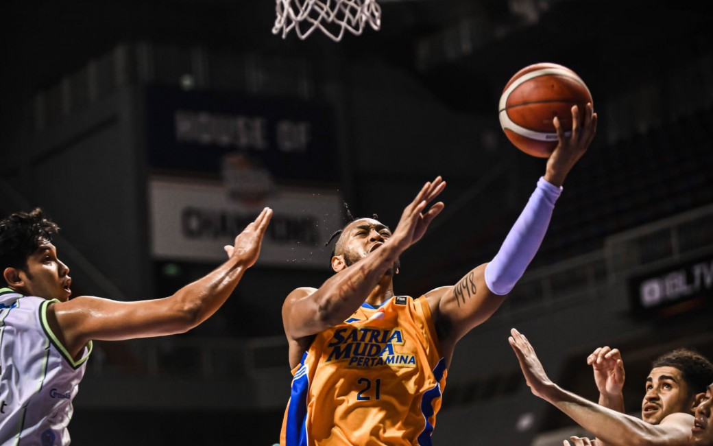Randy Bell dan AJ Bramah Triple-double, Satria Muda Hancurkan Pacific